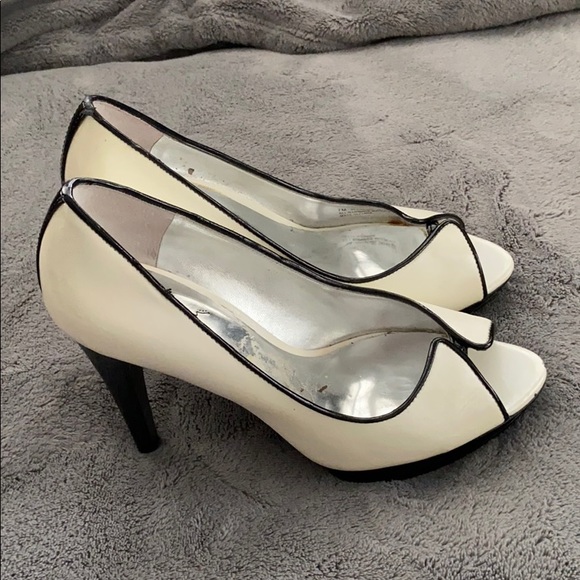 Black and white open toed heels. 7.5M - Picture 2 of 5